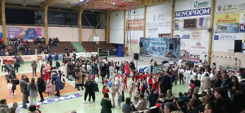 МОДРИЧА, 28. ДЕЦЕМБРА /СРНА/ - У Модричи је вечерас организована прослава дјечије Нове године током које уручено 700 новогодишњих пакетића.