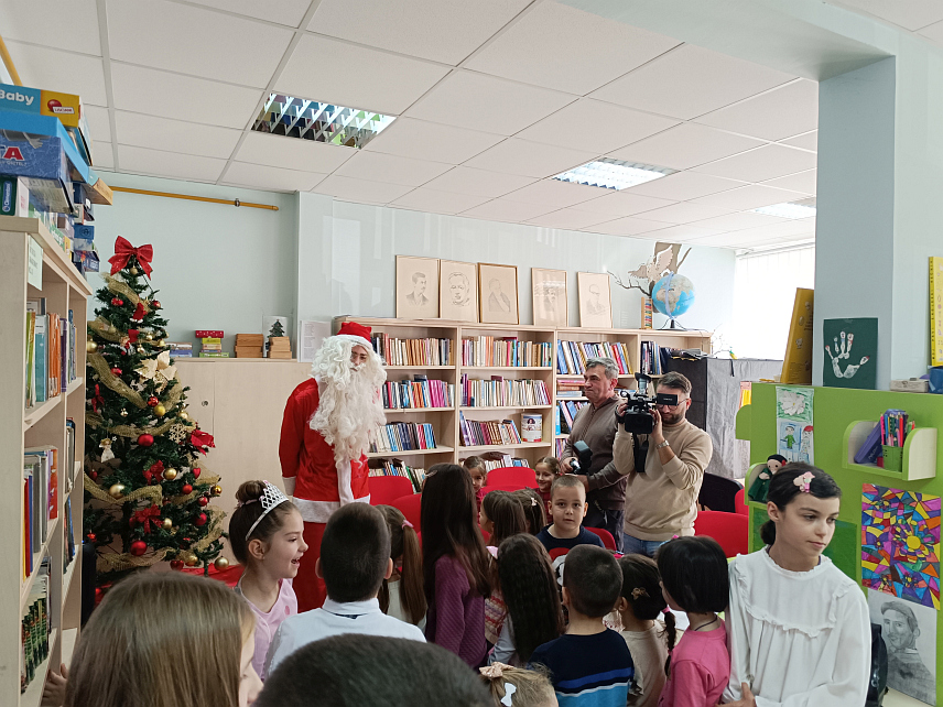 ИСТОЧНО НОВО САРАЈЕВО, 29. ДЕЦЕМБРА /СРНА/ - Одјељење за дјецу Матичне библиотеке Источно Сарајево, познато као Дјечија библиотека, обиљежило је данас 15 година постојања пригодним програмом који су извели полазници радионица ове установе, уз рођенданску торту и дружење са Дједом Мразом.