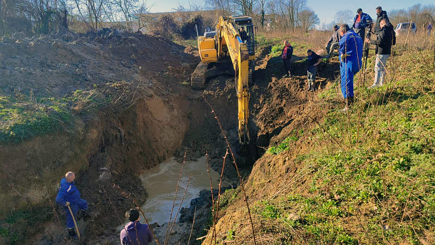 БРЧКО, 29. ДЕЦЕМБРА /СРНА/ - Већи дио Брчког јутрос је без воде због пуцања цијеви на транспортном цјевоводу на локалитету Фицибајер, а екипе Јавног предузећа "Комунално" санирају квар.