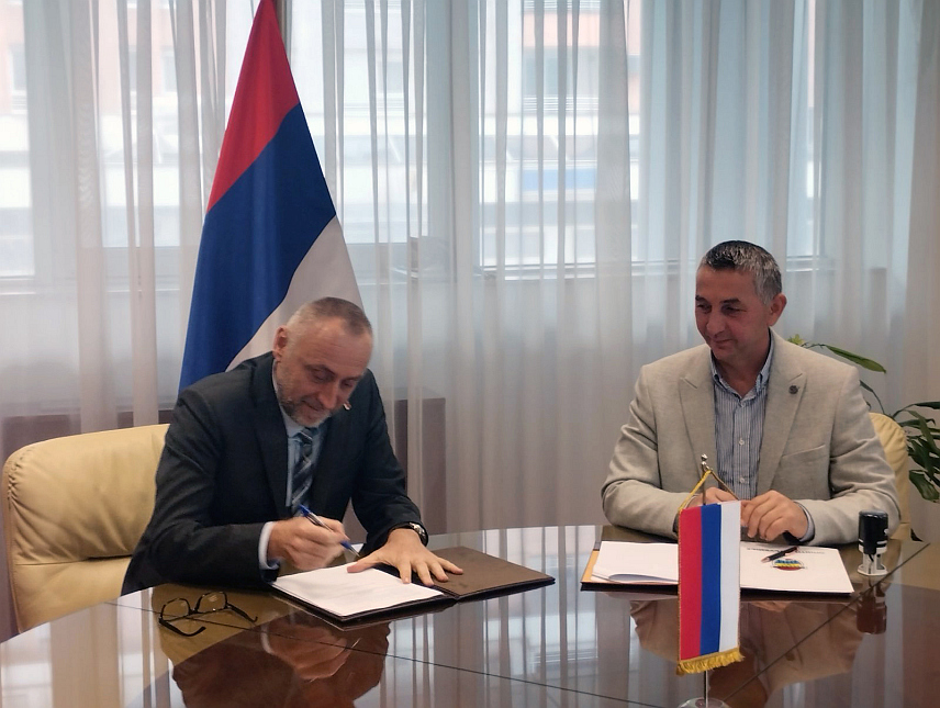 БАЊАЛУКА, 2. ДЕЦЕМБРА /СРНА/ - Министар рада и борачко-инвалидске заштите Републике Српске Данијел Егић и начелник општине Љубиње Стево Драпић потписали су данас у Бањалуци уговор о преносу права својине без накнаде над некадашњим хотелом "Љубиње" на ову локалну заједницу.