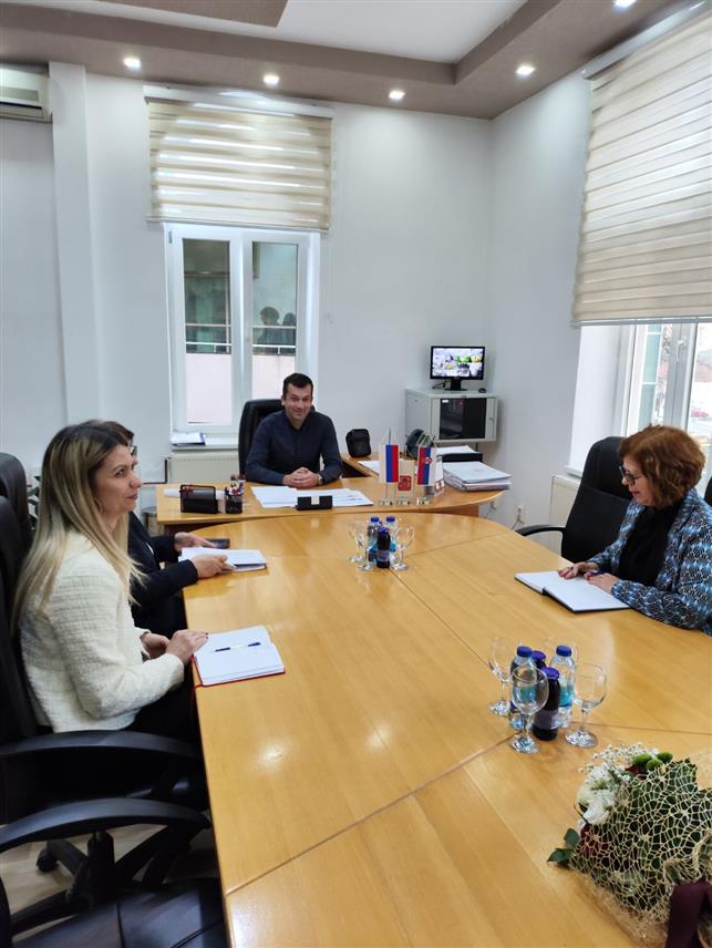 СРЕБРЕНИЦА, 2. ДЕЦЕМБРА /СРНА/ - Mинистар управе и локалне самоуправе Републике Српске Сенка Јујић у Сребреници на разговору са начелником Милошем Вучићем.