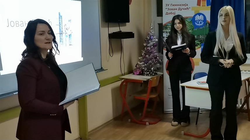 ДОБОЈ, 2. ДЕЦЕМБРА /СРНА/ - Вршилац дужности помоћника министра за средње образовање и васпитање и образовање одраслих Републике Српске Бојана Кос вечерас је отворила "Дучићев кутак" при добојској Гимназији,који је посвећен српском пјеснику, академику и дипломати Јовану Дучићу.