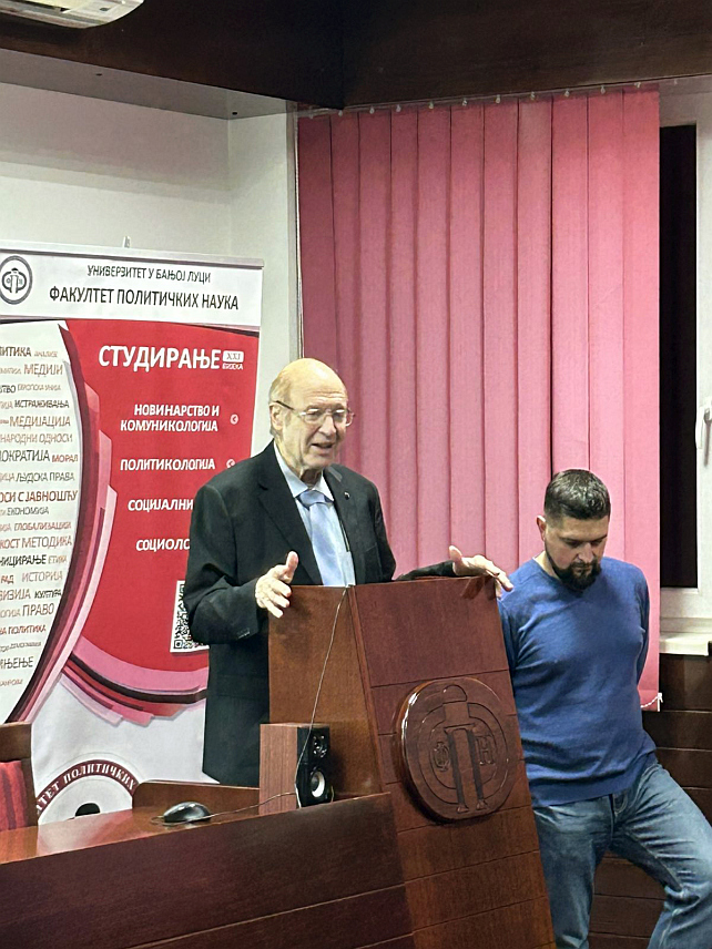 БАЊАЛУКА, 2. ДЕЦЕМБРА /СРНА/ - Истакнути израелски историчар Гидеон Грајф рекао је вечерас у Бањалуци да је неопходно пренијети спознаје из периода Холокауста на будуће генерације како би истина и знање о Холокаусту и геноциду над Србима у Независној Држави Хрватској /НДХ/ остали сачувани.