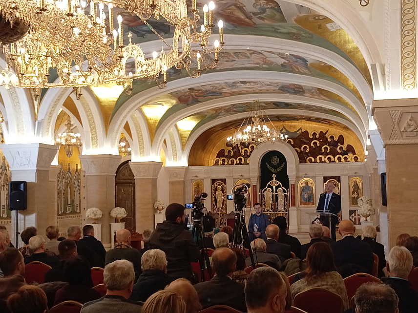 БЕОГРАД, 2. ДЕЦЕМБРА /СРНА/ - У крипти Храма Светог Саве у Београду вечерас је, уз благослов Његове светости патријарха српског Порфирија, представљена књига "Епархија захумско-херцеговачка у вријеме Светог Василија Острошког", дјело аутора Велибора Шиповца.