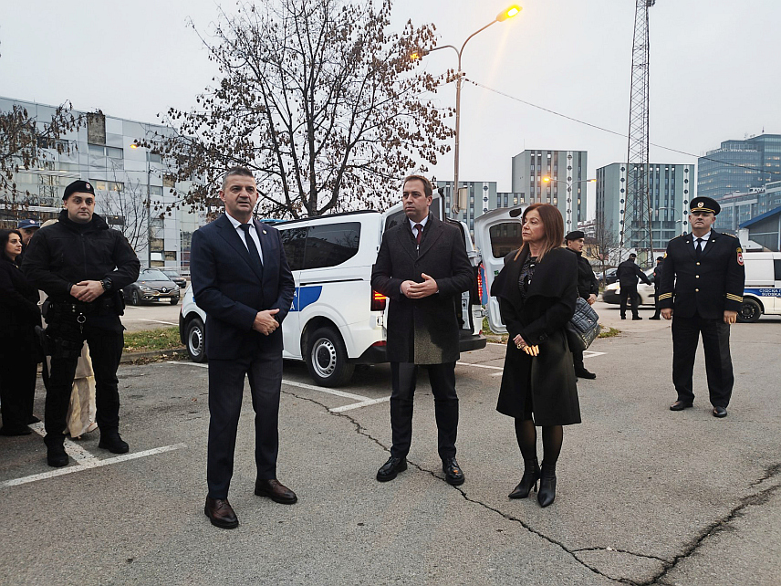 БАЊАЛУКА, 3. ДЕЦЕМБРА /СРНА/ - Судској полицији Републике Српске данас је уручено 13 нових транспортних возила, а донација Делегације ЕУ у БиХ вриједна је 1,3 милиона КМ, свечаности и презентацији у Бањалуци присуствовао је министар правде Републике Српске Горан Селак.