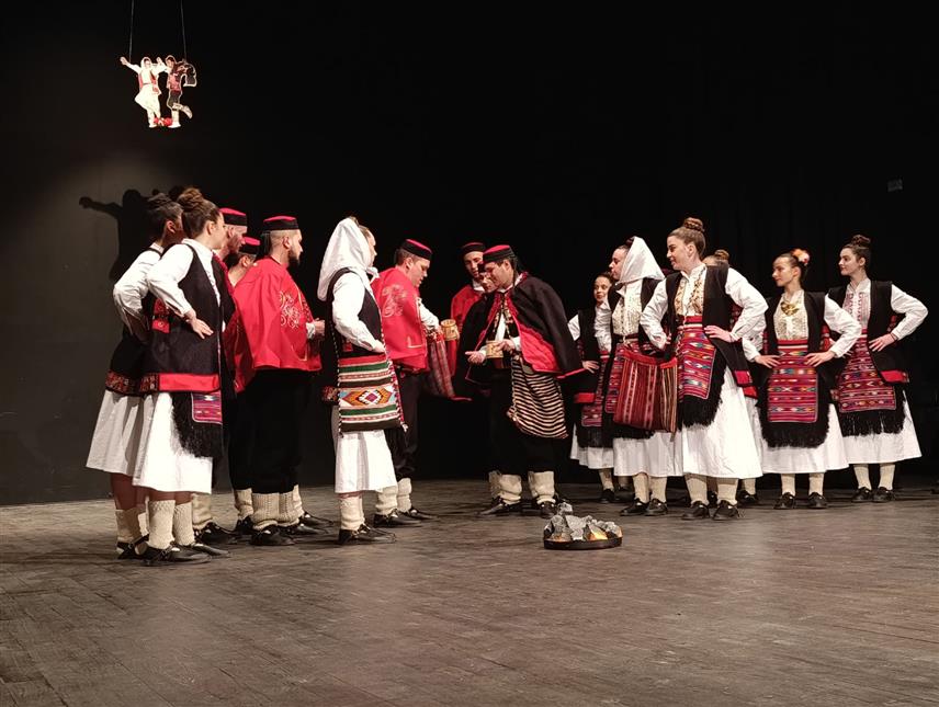 ДРВАР, 6. ДЕЦЕМБРА /СРНА/ - Културно-умјетничка друштва из Мркоњић Града и Ансамбл народних игара и пјесама из Шипова представили су се вечерас на Међународној смотри фолклора у Дрвару која је окупила учеснике из Републике Српске, Србије и Хрватске.