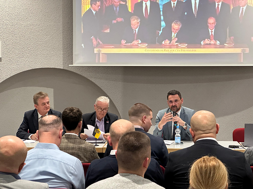 ШТУТГАРТ, 6. ДЕЦЕМБРА /СРНА/ - Процес европских интеграција мора остати усклађен са уставним оквиром дефинисаним Дејтонским мировним споразумом, наглашено је у Штутгарту на трибини коју је организовало Представништво Републике Српске у Њемачкој поводом обиљежавања три деценије од успостављања дејтонског поретка.