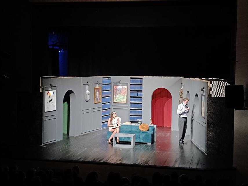 ИСТОЧНО САРАЈЕВО, 6. ДЕЦЕМБРА /СРНА/ - Награду за најбољу представу 30. Међународног фестивала малих сцена и монодраме који је вечерас завршен у Источном Сарајеву освојила је представа "Љубав у исто време" позоришта "Славија", док је награду за најбољу монодраму освојила монодрама "Искра" коју је извела Маја Кујуџија Зорое.