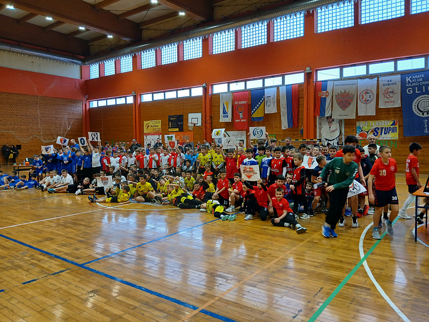 НОВИ ГРАД, 7. ДЕЦЕМБРА /СРНА/ - Tрећи новогодишњи турнир у мини-рукомету данас је у Новом Граду окупио око 350 дјечака из Словеније, Хрватске, Републике Српске и ФБиХ.