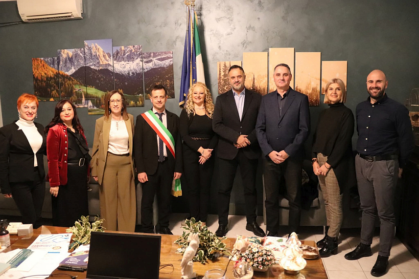 ДЕРВЕНТА, 7. ДЕЦЕМБРА /СРНА/ - Ротари клуб Пинероло из Италије ове године стипендираће троје студената из Дервенте, а свечаности која је одржана је на Институту "Артуро Превер" присуствовао је градоначелник Дервенте Игор Жунић.