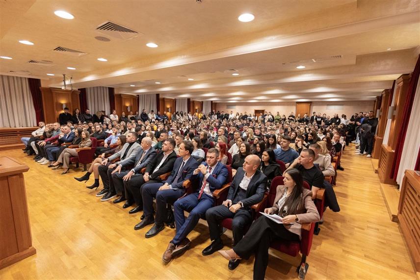 ИСТОЧНО САРАЈЕВО, 8. ДЕЦЕМБРА /СРНА/ - Више од 500 студената из свих организационих јединица Универзитета у Источном Сарајеву учествовало је на Златибору на трећој Студентској конференцији и дискутовало о теми "30 година од Дејтона - улога младих у очувању уставне позиције Републике Српске".	
