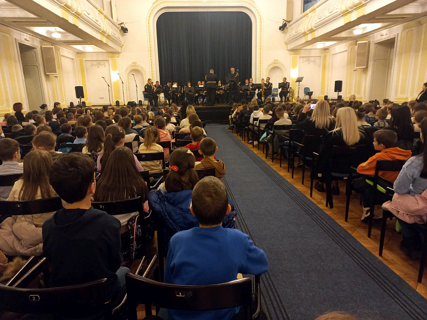 БАЊАЛУКА, 8. ДЕЦЕМБРА /СРНА/ - Полицијски оркестар Министарства унутрашњих послова /МУП/ Републике Српске свирао је данас у Културном центру Бански двор Бањалуци основцима од првог до четвртог разреда музичке нумере прилагођене њиховом узрасту.