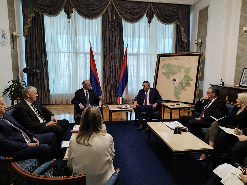 БАЊАЛУКА, 8. ДЕЦЕМБРА /СРНА/ - Предсједник Владе Републике Српске Саво Минић на консултацијама са представницима Универзитета у Бањалуци и Источном Сарајеву у вези са израдом буџета за наредну годину.