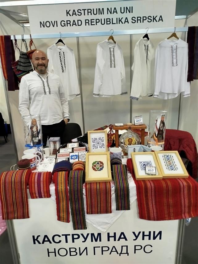 НОВИ ГРАД, 8. ДЕЦЕМБРА /СРНА/ - Новоградско Удружење "Каструм на Уни", које с поносом доприноси оснаживању жена кроз промоцију традиционалних заната, на Првом сајму женског предузетништва Војводине и Републике Српске представило је дио народне ношње и орнаменте традиционалних ношњи Поткозарја и Подгрмеча.