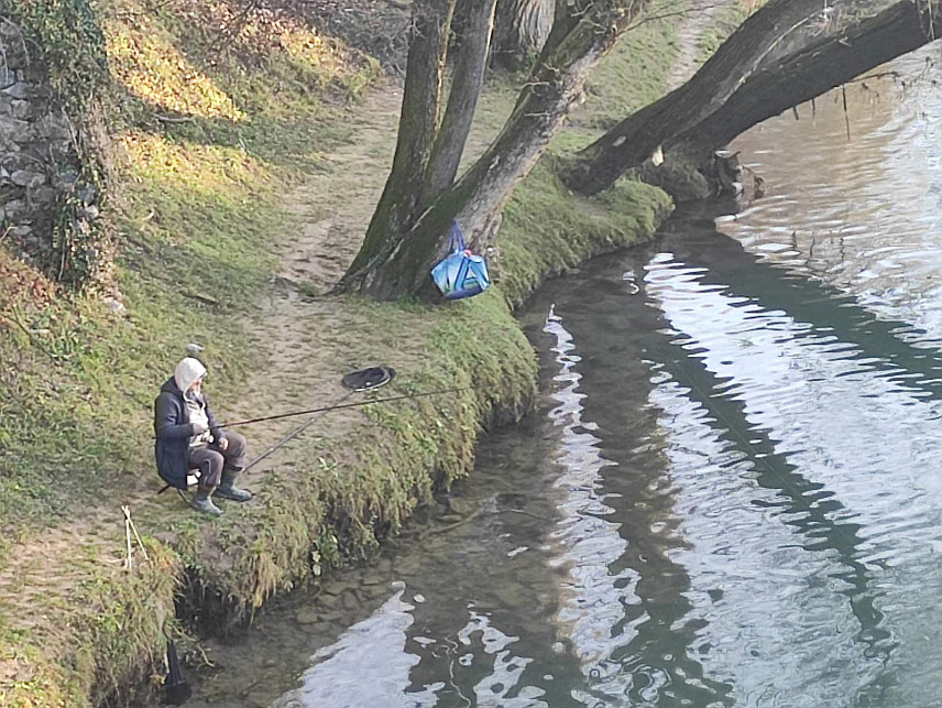 БАЊАЛУКА, 9. ДЕЦЕМБРА /СРНА/ - Сунчано вријеме у Бањалуци јутрос је на ријеку Врбас код тврђаве Кастел измамило бројне риболовце.