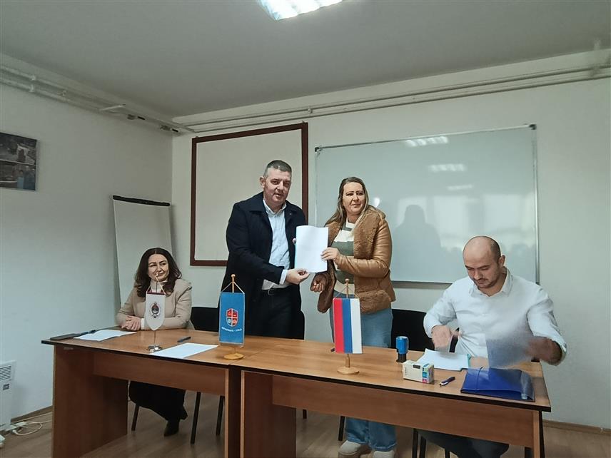 МРКОЊИЋ ГРАД, 9. ДЕЦЕМБРА /СРНА/ - Начелник општине Мркоњић Град Драган Вођевић потписао је данас уговоре са 42 пољопривредника за капитална улагања у пољопривреди, за шта ће бити издвојено 76.657 КМ на основу програма за подстицај привредног развоја ове општине.