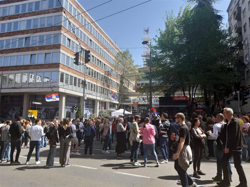 БЕОГРАД, 17. АПРИЛА /СРНА/ - Блокада зграда Радио-телевизије Србије /РТС/ у Београду ушла је у трећи дан, а Јутарњи програм није емитован, јер студенти у блокади и грађани нису омогућили радницима јавног медијског сервиса улаз у згаду.
