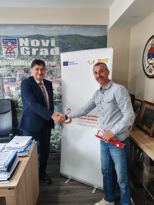 НОВИ ГРАД, 22. АПРИЛА /СРНА/ - Начелник општине Нови Град Мирослав Дрљача и пројект менаџер Удружења "Жене са Уне" Дамир Хрњица потписали су данас споразум вриједан 20.000 евра о реализацији пројекта "Пружање подршке рањивим женама и развој интегрисаног програма социјалне заштите".