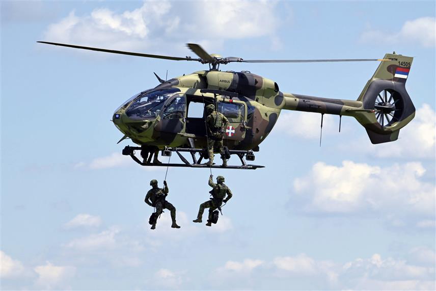 БЕОГРАД, 14. МАЈА /СРНА/ - Припадници 72. бригаде за специјалне операције, уз подршку хеликоптерске ескадриле из састава 204. ваздухопловне бригаде, реализовали су на војном аеродрому "Пуковник-пилот Миленко Павловић" у Батајници обуку у спуштању из хеликоптера, саопштило је Министарство одбране Србије.