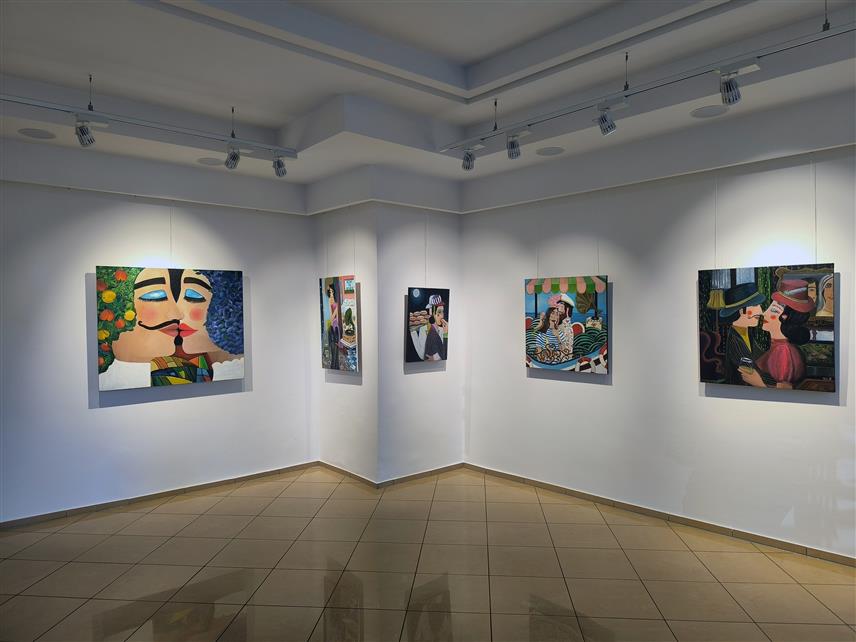 ПРИЈЕДОР, 14. МАЈА /СРНА/ - У Галерији "Сретен Стојановић" у Приједору вечерас је отворена изложба слика умјетника из Крагујевца Ане Петровић под називом "На небу нема звезде да сија као ти".