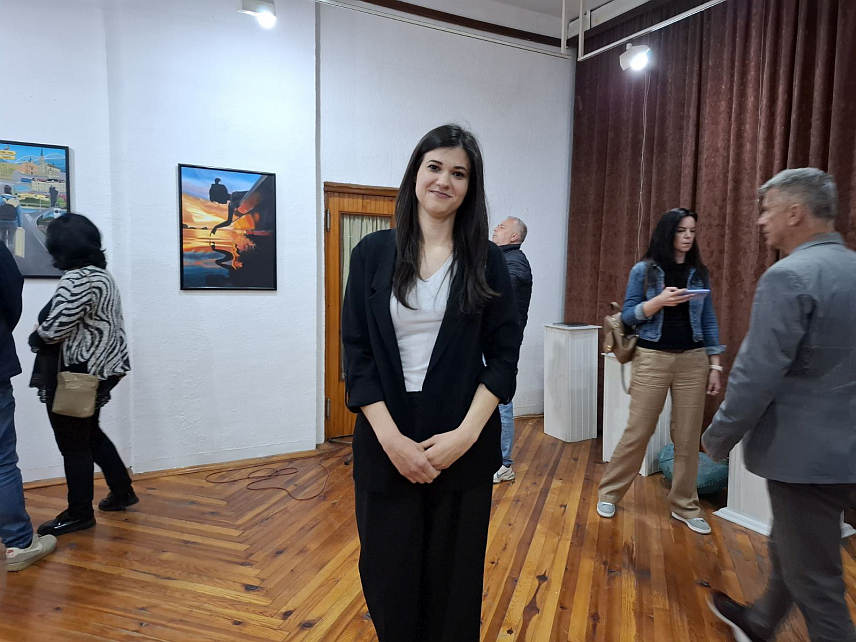 ВИШЕГРАД, 23. МАЈА /СРНА/ - У Градској галерији у Вишеграду вечерас је отворена изложба слика академског сликара Сандре Дивљан из Гацка под називом "Између погледа".