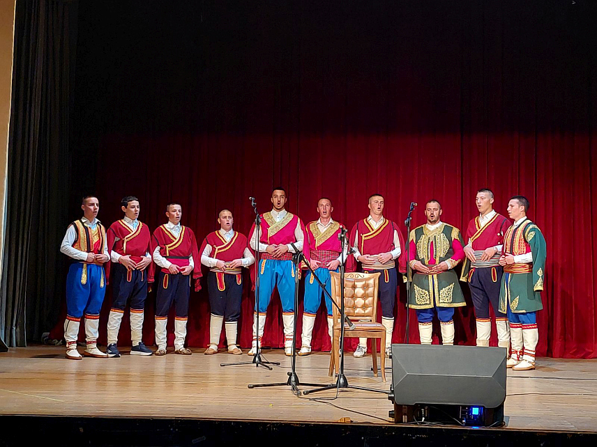 БИЛЕЋА, 25. МАЈА /СРНА/ - Удружење гуслара "Војвода Глигор Милићевић" вечерас је у Билећи приредило хуманитарни концерт, а сав прикупљени приход намијењен је за иконописање и осликавање билећког Саборног храма "Свети Сава".	