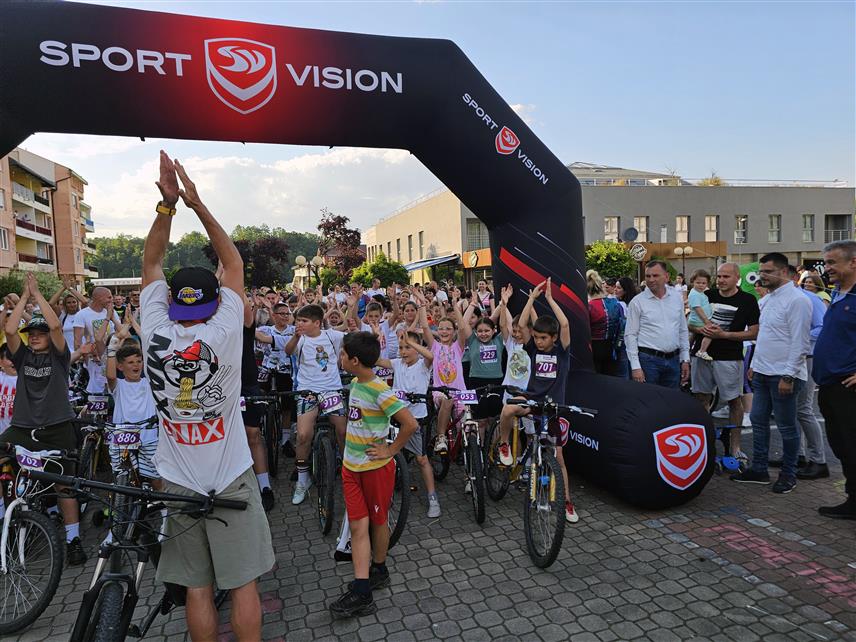 УГЉЕВИК, 3. ЈУНА /СРНА/ - Свјетски дан бициклизма данас је у Угљевику окупио око 500 становника ове подмајевичке општине који су уживали у вожњи бициклима, тротинетима, ролерима или у шетњи.