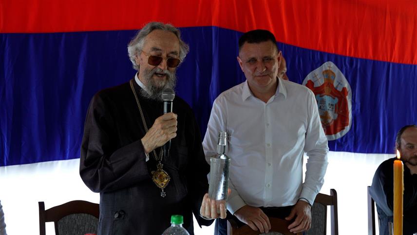 БАЊАЛУКА, 21. ЈУЛА /СРНА / - Предсједник Градског одбора СНСД-а Бањалука Владо Ђајић и ове године је кум храмовне славе у Бранешцима код Челинца - Светог Прокопије, а Свету архијерејску литургију, уз пристуство великог броја вјерника, предводио је Његово високопреосвештенство митрополит бањалучки Јефрем.