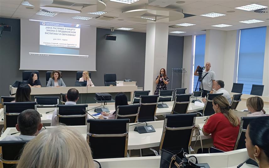 ИСТОЧНО САРАЈЕВО, 23. ЈУЛА /СРНА/ - У Источном Новом Сарајеву данас је одржана јавна расправа о Нацрту закон о предшколском васпитању и образовању Републике Српске на којој је истакнуто да се новим законским актом омогућава флексибилније рјешење о питању ангажовања кадра, што је знатан помак.