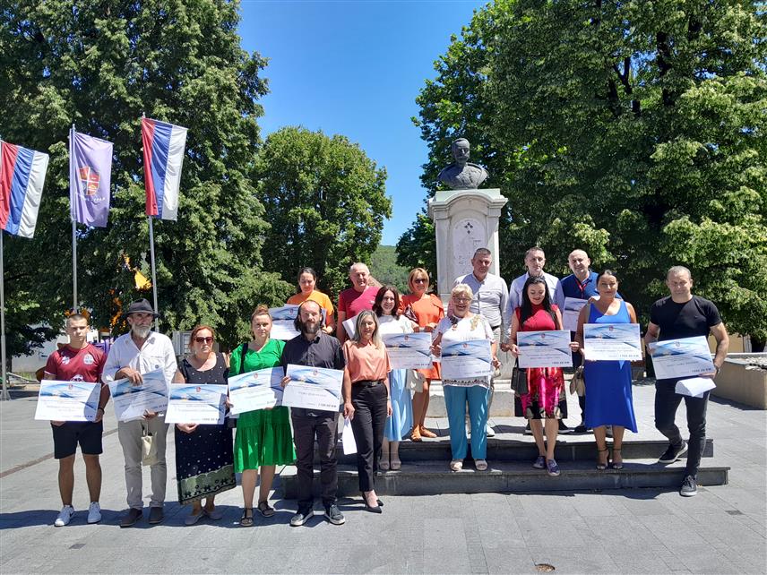 МРКОЊИЋ ГРАД, 24. ЈУЛА /СРНА/ - Начелник општине Мркоњић Град Драган Вођевић потписао је данас са 17 представника невладиних организација уговоре о додјели новчаних средстава за реализацију њихових пројеката, за шта ће из општинског буџета бити издвојено 20.500 КМ.