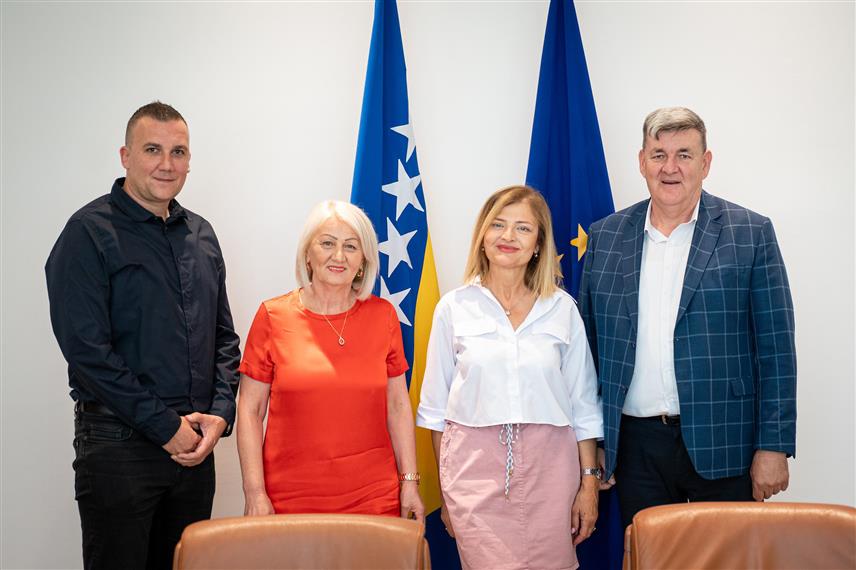 САРАЈЕВО, 24. ЈУЛА /СРНА/ - Предсједавајућа Савјета министара Борјана Кришто састала се у Сарајеву са представницима репрезентативних синдиката у институцијама БиХ ради разговора о висини основице за плате и регрес за наредну годину, као и забринутости због кашњења усвајања буџета за ову годину.