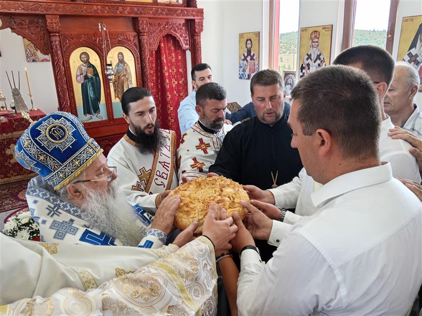 СОКОЛАЦ, 25. ЈУЛА /СРНА/ - Његово високопреосвештенство митрополит дабробосански Хризостом служио је данас Свету архијерејску литургију у Цркви Чудотворне иконе Пресвете Богородице Tројеручице у Видрићима код Сокоца поводом храмовне славе, као и помен српским и руским борцима погинулим у ослободилачким ратовима.
