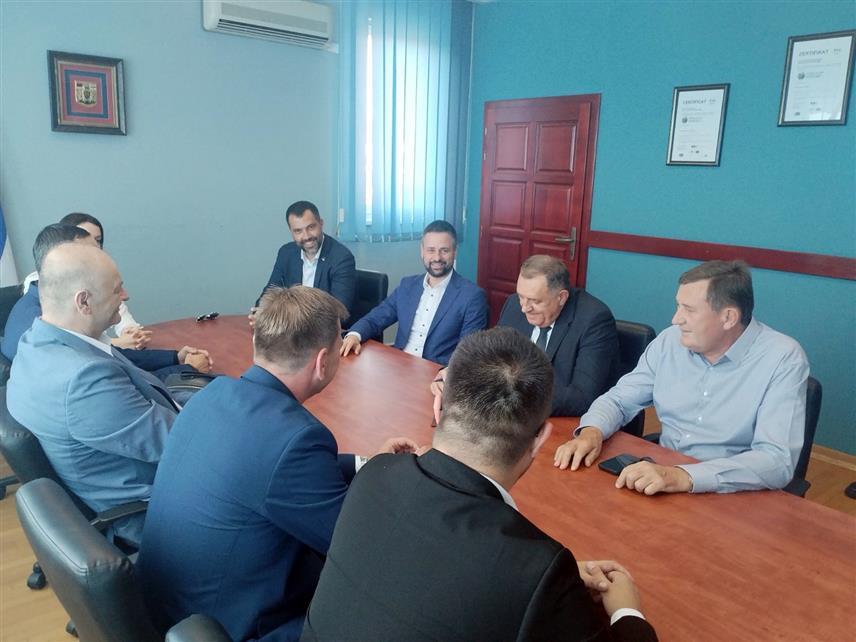 УГЉЕВИК, 25. ЈУЛА /СРНА/ - Предсједник Републике Српске Милорад Додик састао се данас у Угљевику са начелником те општине Драганом Гајићем.