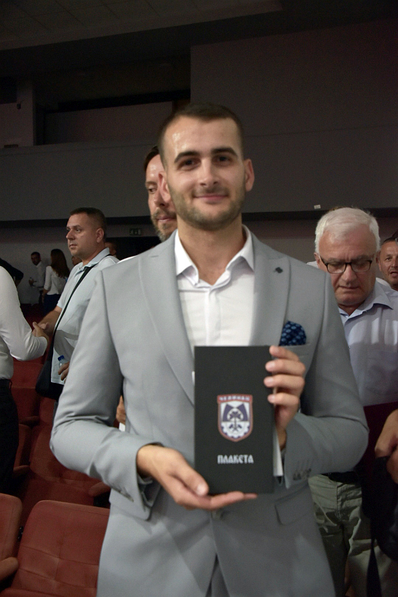 ЧЕЛИНАЦ, 25. ЈУЛА /СРНА/ - Највише признање општине Челинац - Плакета, додијељена је Златку Павловићу за изузетан академски успјех као студенту генерације бањалучког Медицинског факултета у академској 2024/2025. години, чији труд, знање и постигнућа представљају понос ове локалне заједнице.