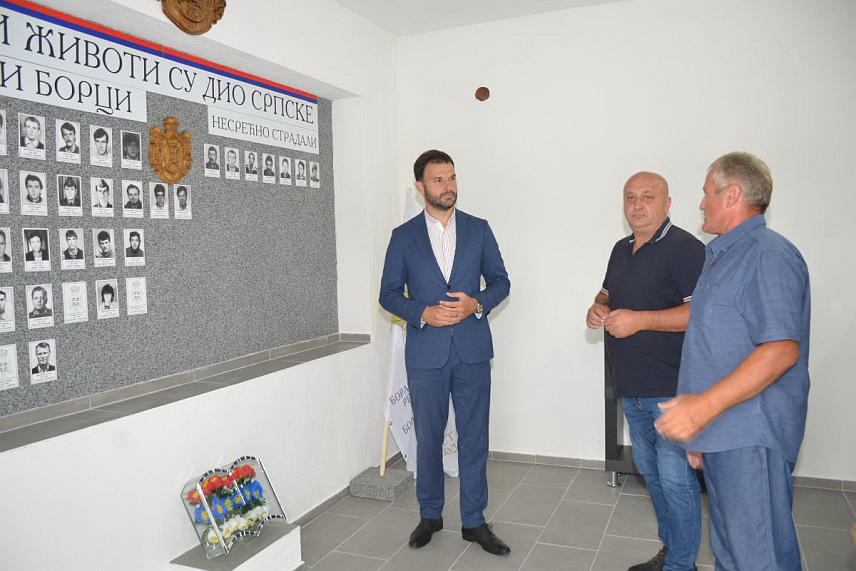 ПРИЈЕДОР, 26. ЈУЛА /СРНА/ - Градоначелник Приједора Слободан Јавор обишао је данас спомен-собу у Трнопољу посвећену погинулим српским борцима из овог краја, за чију је комплетну адаптацију средства издвојио град, у сарадњи са Борачком организацијом и ресорним министарством.