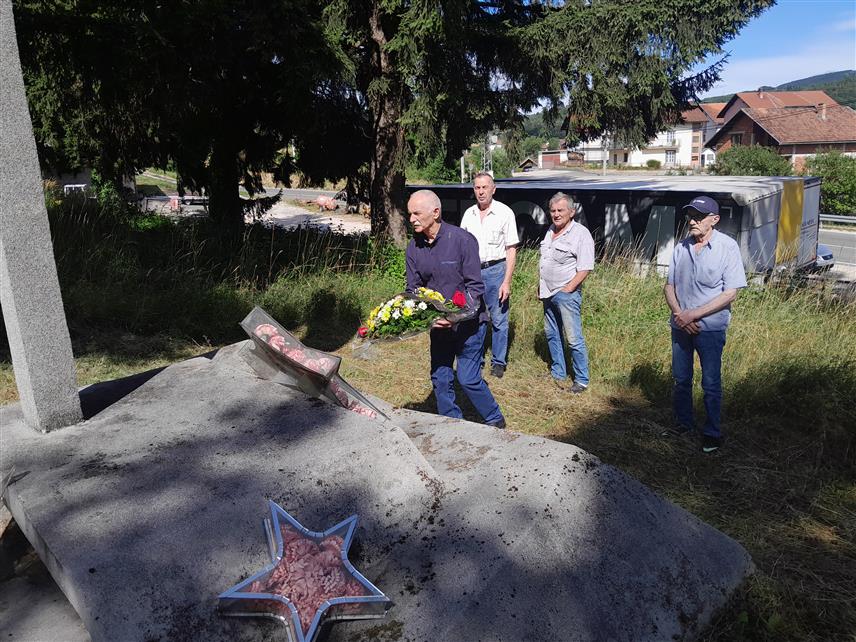 МРКОЊИЋ ГРАД, 27. ЈУЛА /СРНА/ - У Мркоњић Граду данас је положено цвијеће на пет спомен-обиљежја погинулим борцима и жртвама фашистичког терора у Другом свјетском рату, чиме су обиљежене 84 године од подизања устанка против фашизма.