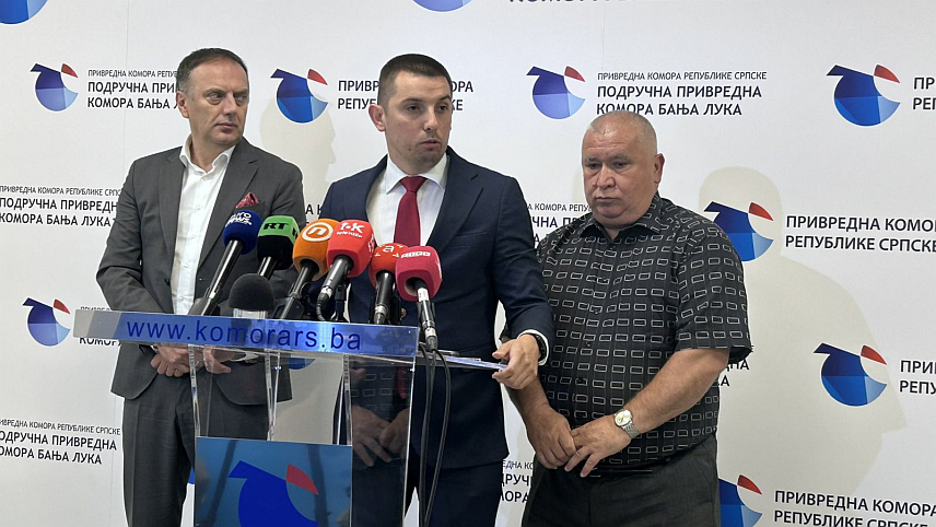 БАЊАЛУКА, 29. ЈУЛА /СРНА/ - Министар трговине и туризма Републике Српске Денис Шулић на конференцији за новинаре након састанка са предсједницима Привредне коморе и Туристичке организације Гораном Рачићем и Костадином Васићем.