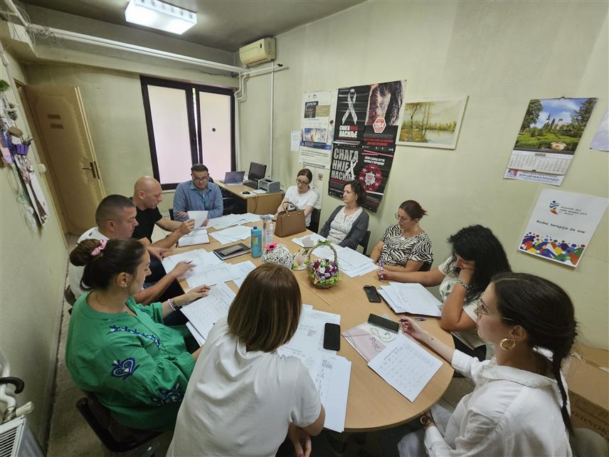 ПРИЈЕДОР, 29. ЈУЛА /СРНА/ - Социјална радница приједорског Центар за социјални рад Ивана Ећим на данашњем редовном мјесечном састанку мултисекторског тима за заштиту од породичног и родно заснованог насиља.