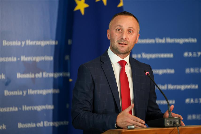 САРАЈЕВО, 29. ЈУЛА /СРНА/ - Директор Сипе Дарко Ћулум не би могао да буде на челу ове агенције да је припадник било које партије и ова позиција је питање српског кадра, а не политичке борбе, рекао је посланик СНСД-а у Представничком дому Парламентарне скупштине БиХ Милорад Којић.