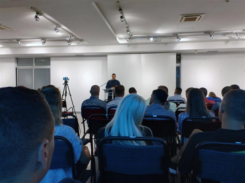 БИЈЕЉИНА, 29. ЈУЛА /СРНА/ - Град Бијељина седам мјесеци није исплатио субвенције родитељима више од 1.400 дјеце која похађају приватне вртиће и незадовољни грађани су на вечерашњој дебати у Центру за културу затражили да се поштује важећа одлука и да се њихова дјеца не дискриминишу.