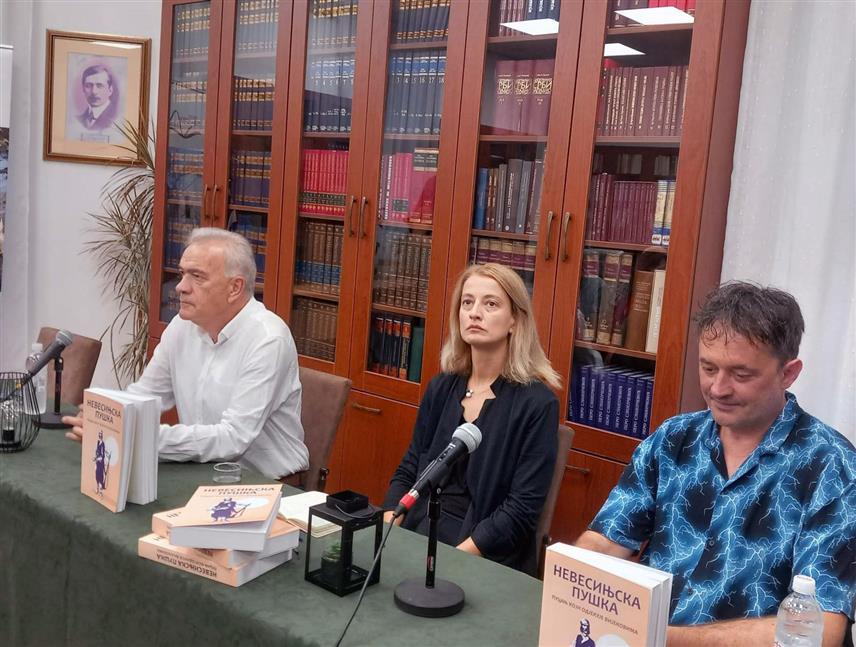 TРЕБИЊЕ, 29. ЈУЛА /СРНА/ - У Народној библиотеци Tребиње вечерас је промовисана књига "Невесињска пушка – Пуцањ који одјекује вијековима", у којој су фототипска издања три значајна дјела која свједоче о Херцеговачком устанку 1875–1878. године.