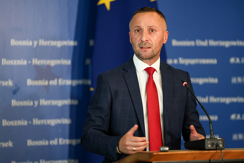 САРАЈЕВО, 29. ЈУЛА /СРНА/ – Посланик у Представничком дому Парламентарне скупштине БиХ Милорад Којић изјавио је да је за куповину зграде Управе за индиректно опорезивање /УИО/ у Бањалуци у потпуности спроведена процедура јавне набавке, те да се закључком Комисије овог дома за борбу против корупције прејудицира да постоји нека наводна одговорност.