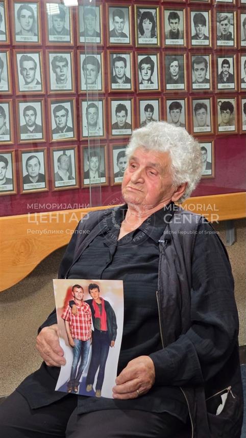 БАЊАЛУКА, 31. ЈУЛА /СРНА/ - Славка Иванић, мајка погинулог борца Војске Републике Српске /ВРС/ Дарка Иванића, свједочећи за Меморијални центар Републике Српске рекла је да је поносна на синову храброст и на његову одлуку да остане и брани Републику Српску и српски народ.