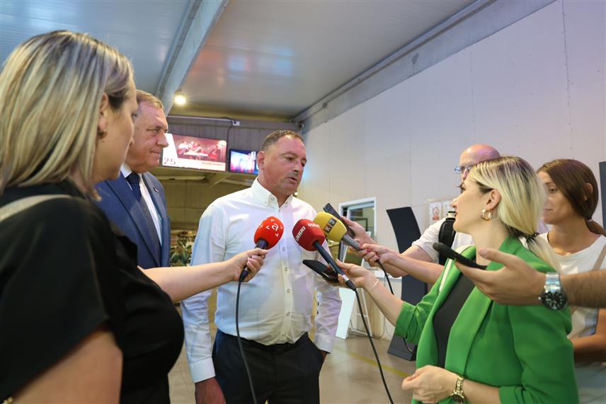 ТЕСЛИЋ, 31. ЈУЛА /СРНА/ - Власник компаније "Антена нет" Раденко Алексић у обраћању новинарима данас у Теслићу након посјете предсједника Републике Српске Милорада Додика. /Фото - Борислав Здриња/