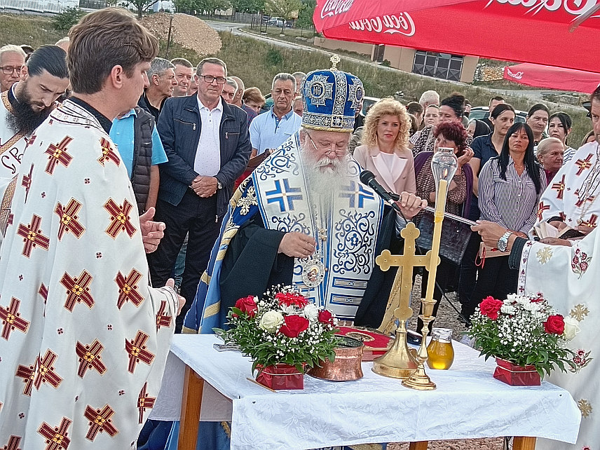 СОКОЛАЦ, 31. ЈУЛА /СРНА/ - Његово високопреосвештенство митрополит дабробосански Хризостом данас је освештао и благословио земљиште у Подроманији код Сокоца, гдје ће почети изградња храма посвећеног Светим апостолима Петру и Павлу.	