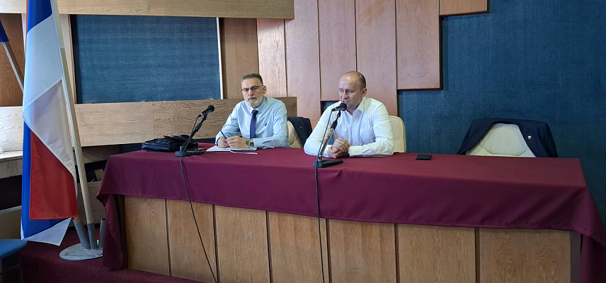 БРОД, 8. ЈУЛА /СРНА/ - Штаб за ванредне ситуације општине Брод прогласио је ванредну ситуацију на подручју мјесних заједница Бродско поље два, Лијешће, Горње и Доње Колибе, због "озбиљног ризика од загађења животне средине", узрокованог пожаром на Градској депонији.