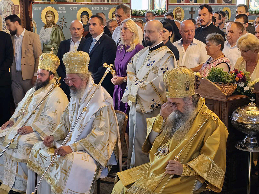 ТЕСЛИЋ, 10. АВГУСТА /СРНА/ - Његово високопреосвештенство митрополит зворничко- тузлански Фотије служи јутрос литургију у Храму Светог пророка Илије у Теслићу у оквиру обиљежавања 100 година од освештања овог храма, којем присуствује и српски члан Предсједништва БиХ Жељка Цвијановић.