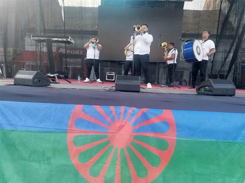 БИЈЕЉИНА, 11. АВГУСТА /СРНА/ - Фестивала ромске културе и традиције "Баро Дром" отворен је вечерас у Бијељини дефилеом кроз град уз ритам трубача и концертом на Tргу Ивана Куртића, једног од најпознатијих ромских пјевача данашњице.
