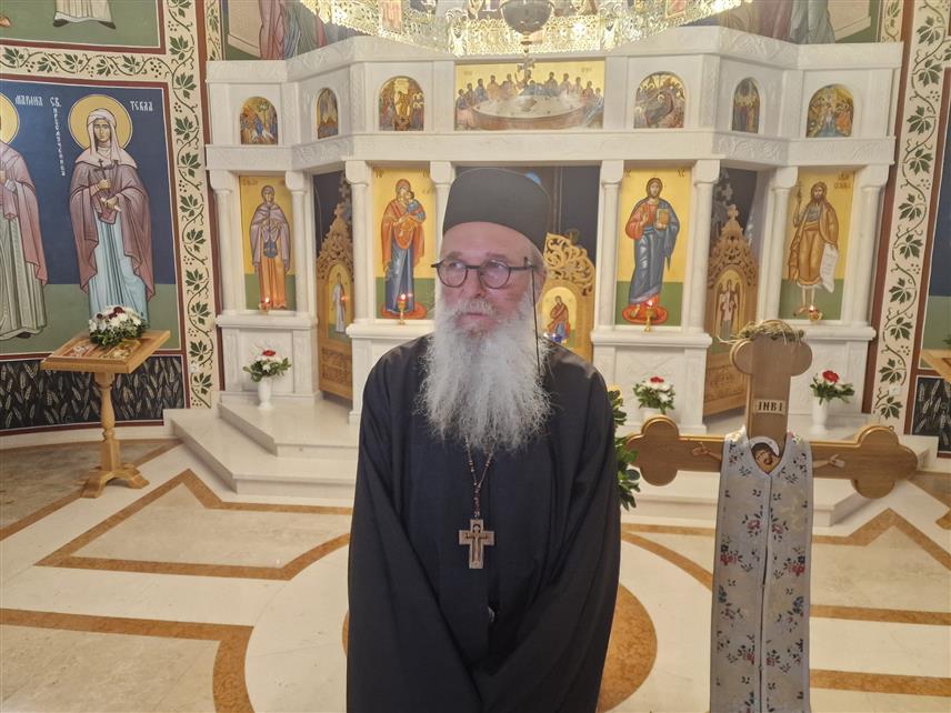 ИСТОЧНО САРАЈЕВО, 11. АВГУСТА /СРНА/ - Игуман манастира Орховица Павле Радусиновић у порти у манастира Свете Ангелине у Тилави.