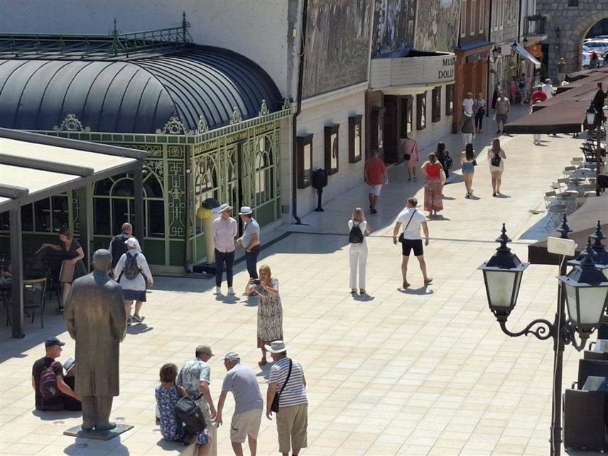 ВИШЕГРАД, 13. АВГУСТА /СРНА/ - Осим ријеке Дрине, која је и овог љета најатрактивнији дио туристичке понуде Вишеграда, биљежи се и изузетно добра посјећеност вишеградској бањи, односно хотела "Вилина влас", чији су капацитети у потпуности попуњени до краја љетње сезоне.